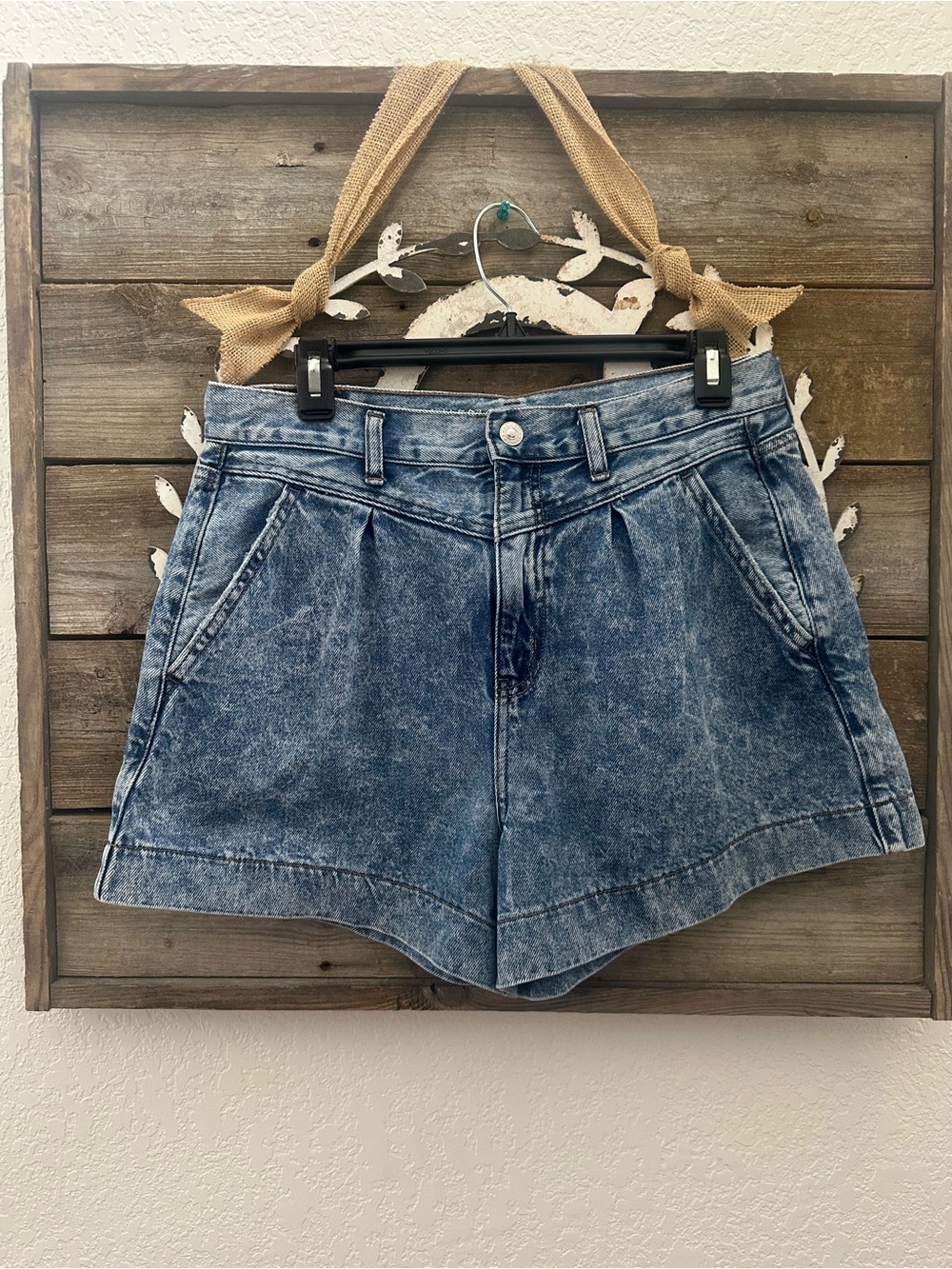 American Eagle High-Rise Acid Wash Denim ‘Mom Shorts’ - Blue‎ size 8